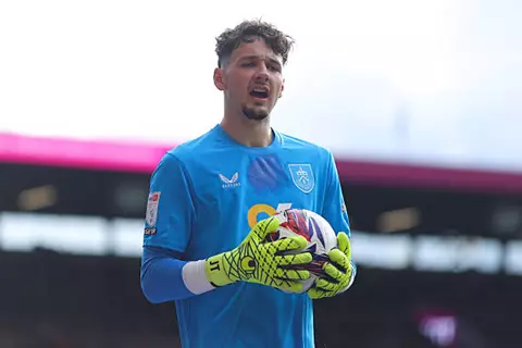 أستون فيلا يستهدف حارس مانشستر سيتي